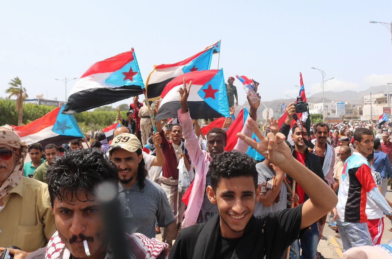 Jemenitische separatisten zwaaien met de vlag van de Volkse Democratische Republiek Jemen