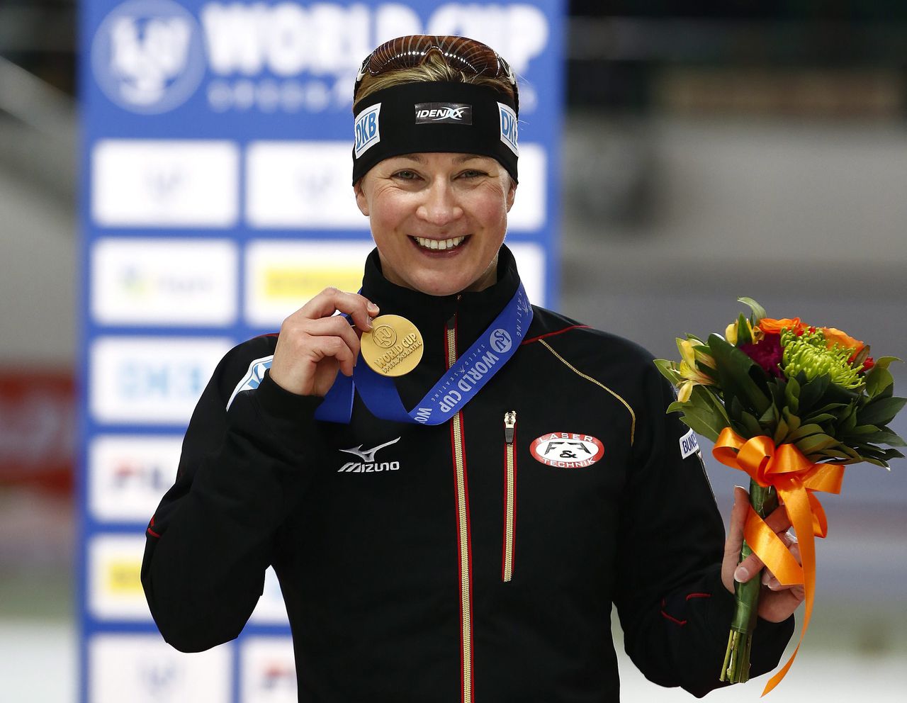 Claudia Pechstein toont haar gouden medaille voor de 5 kilometer tijdens de World Cup in Seoul, 2014. EPA/JEON HEON-KYUN