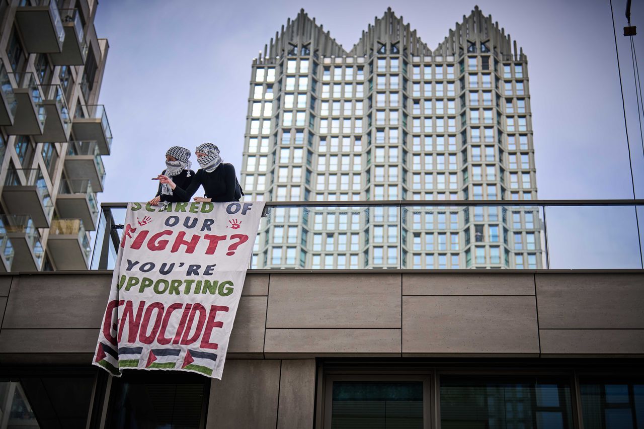 Honderden pro-Palestijnse actievoerders bezetten verdieping van Universiteit Leiden in Den Haag 