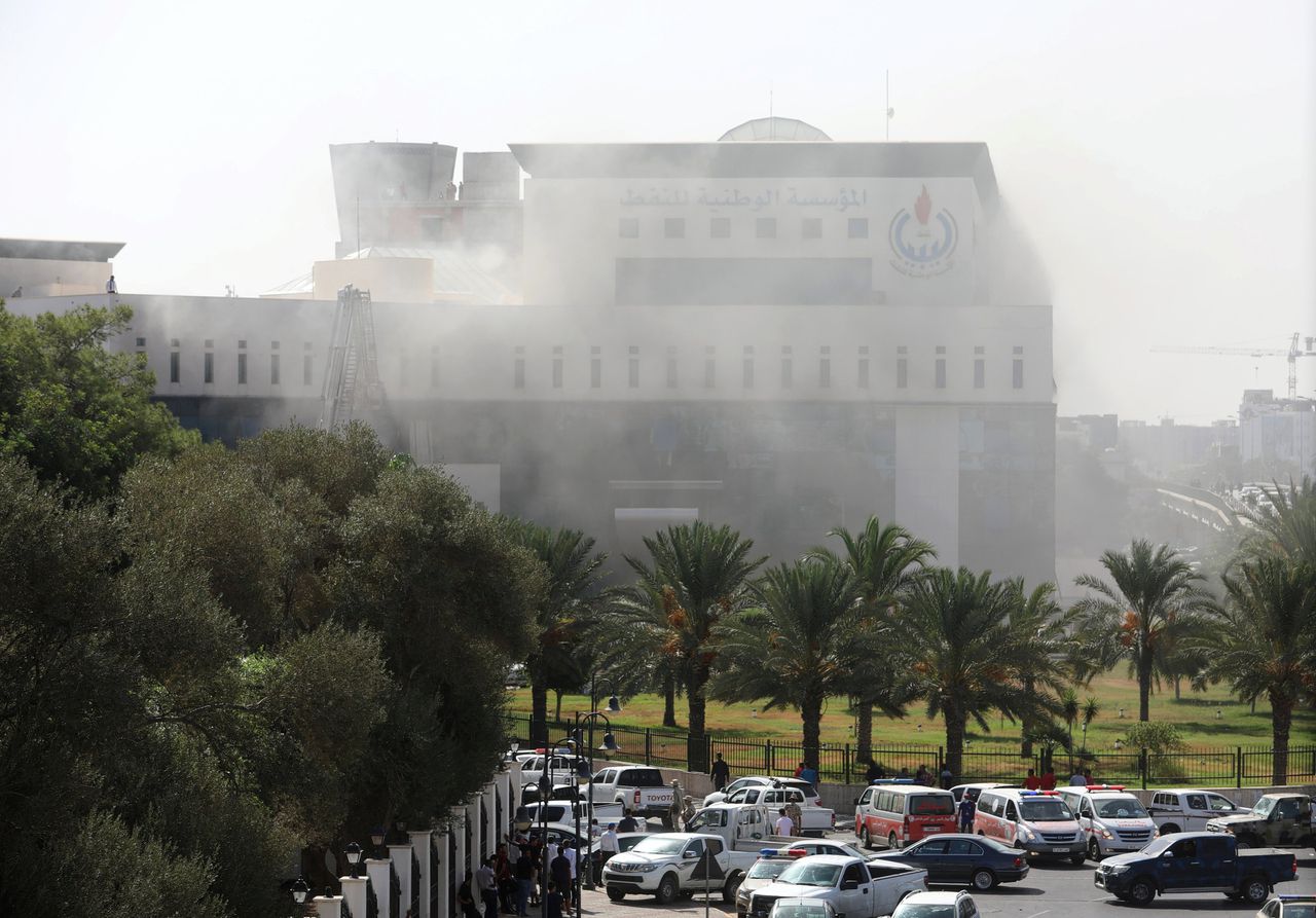 Rook uit het hoofdkantoor van het staatsoliebedrijf in Tripoli.
