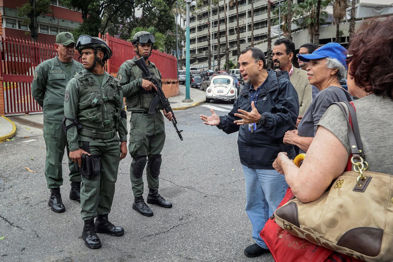 Inwoners van hoofdstad Caracas in discussie met militairen.