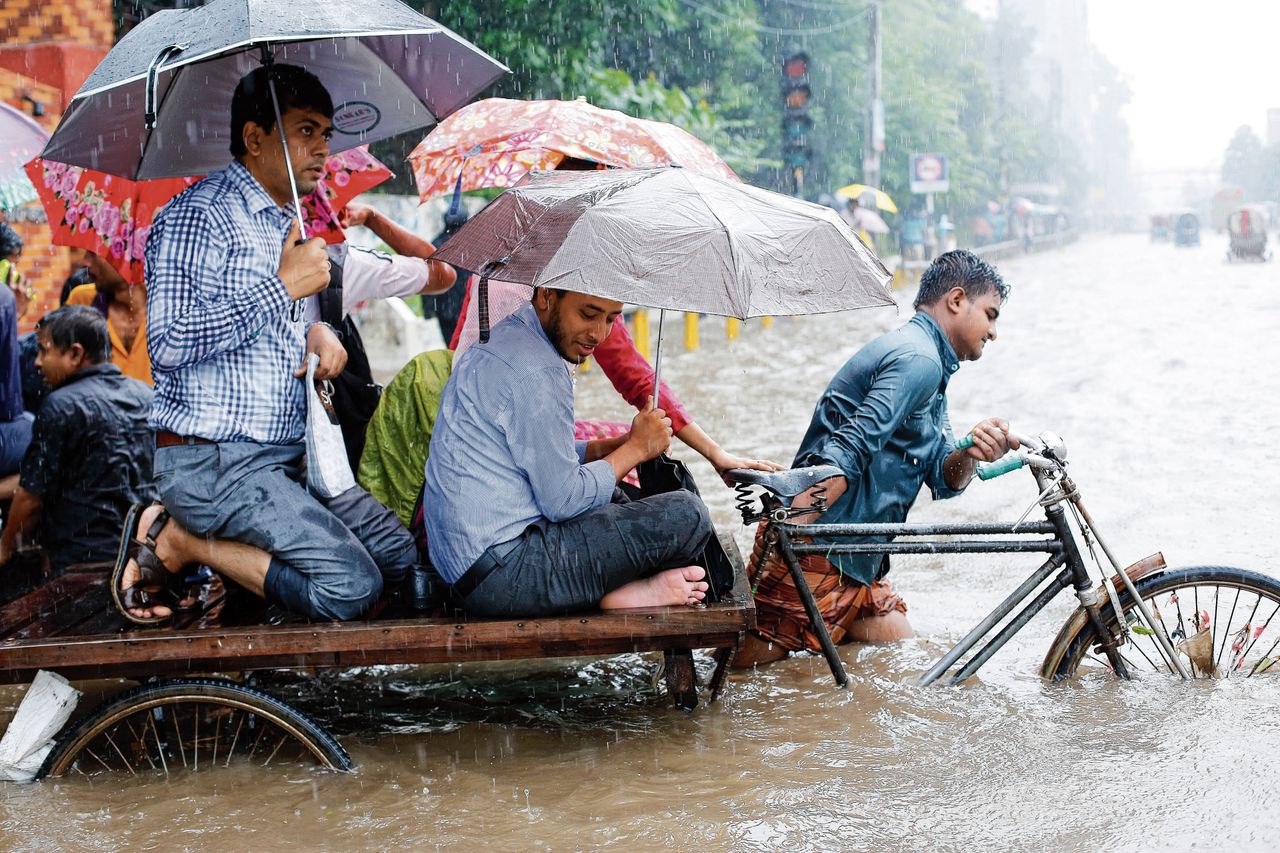 Overstroomde straten in Dhaka, de hoofdstad van Bangladesh, na een periode van hevige regenval vorig jaar zomer.