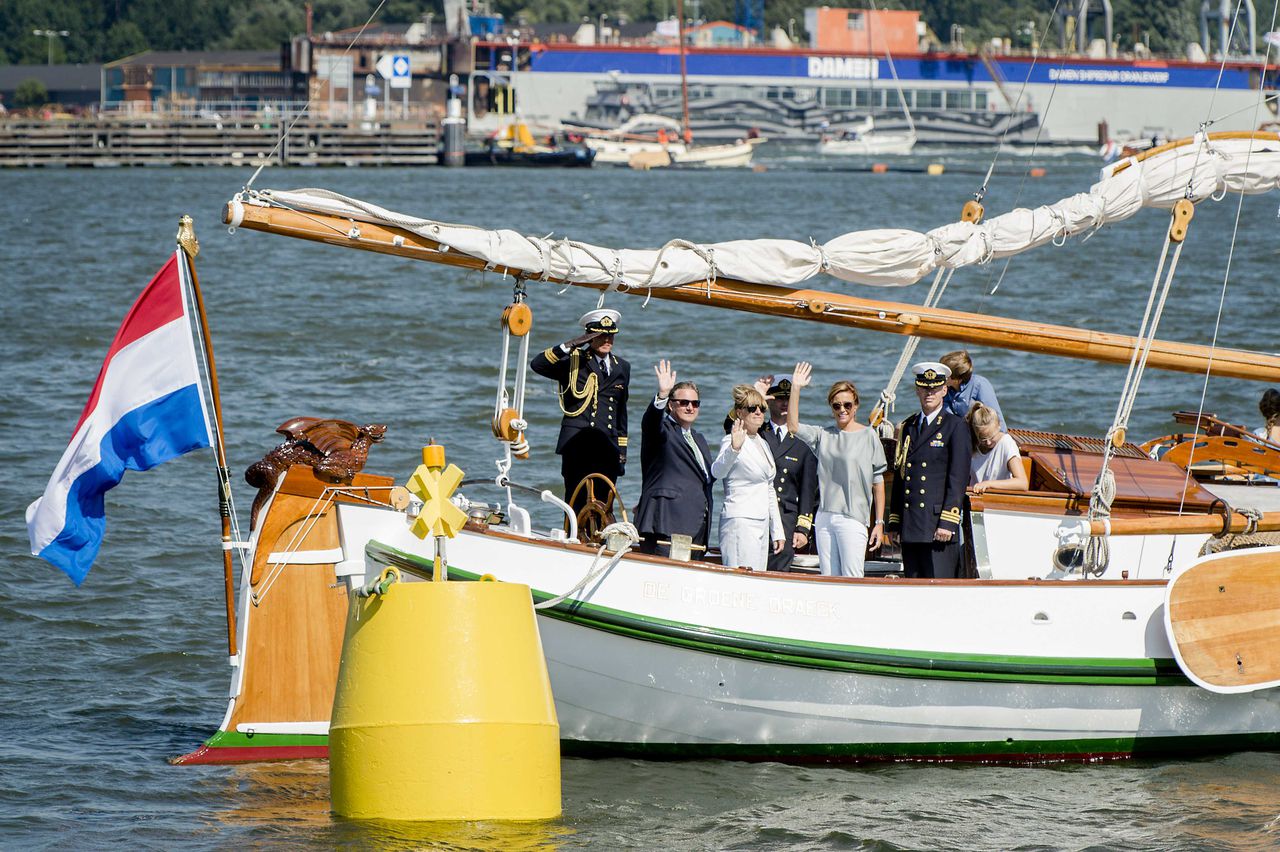 Prins Maurits, beschermheer van Stichting SAIL Amsterdam, neemt de vlootschouw af met zijn gezin tijdens Sail Amsterdam 2015.