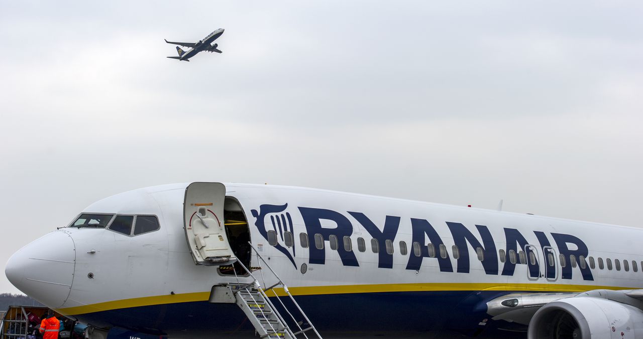 Een vliegtuig van Ryanair op Eindhoven Airport.