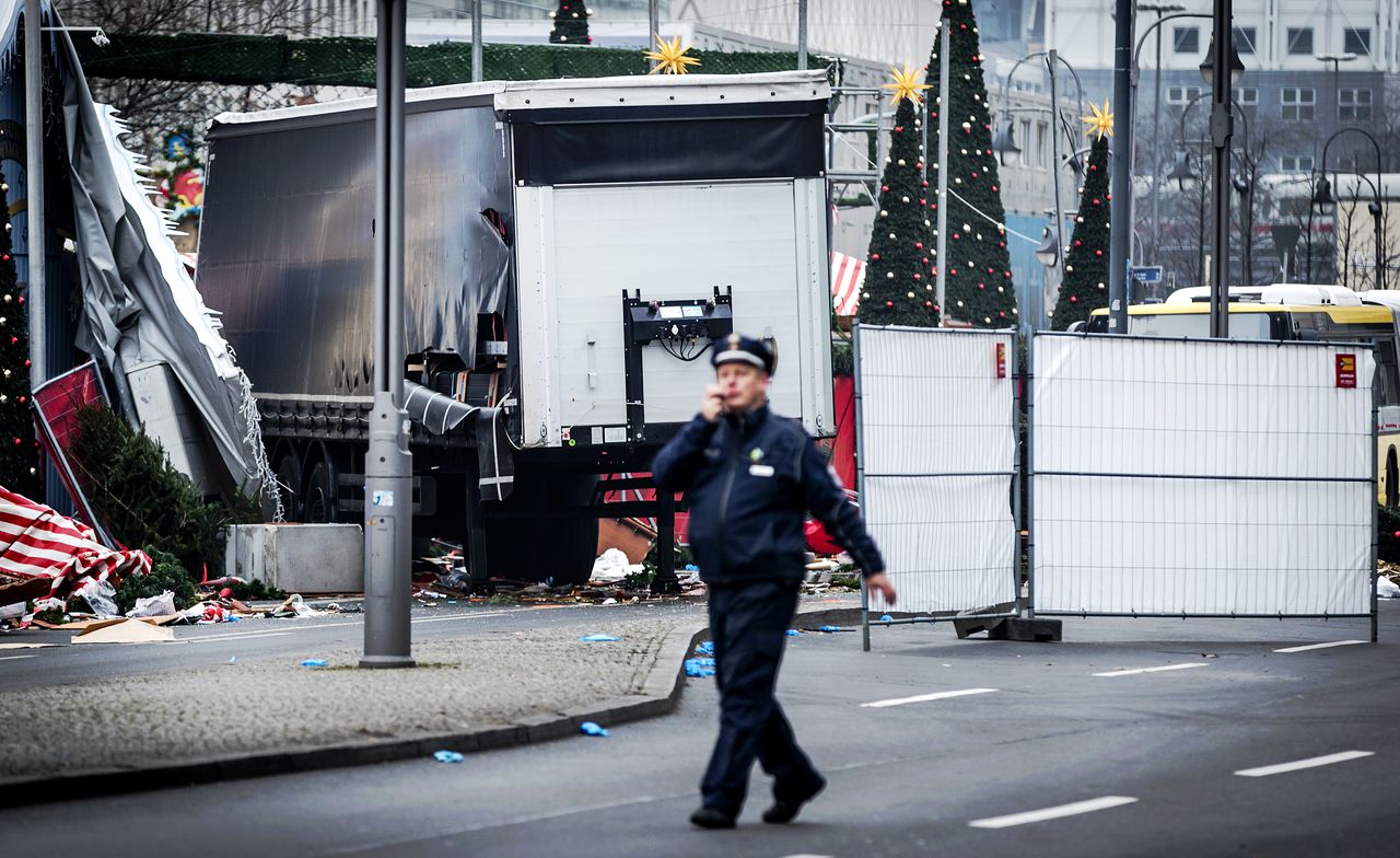 Duitse politie op straat na de aanslag op de kerstmarkt in Berlijn vorig jaar.