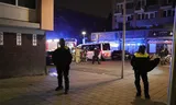 Politie in de Utrechtse wijk Kanaleneiland. Het is daar  al dagenlang onrustig door grote groepen jeugdigen die overlast veroorzaken.  