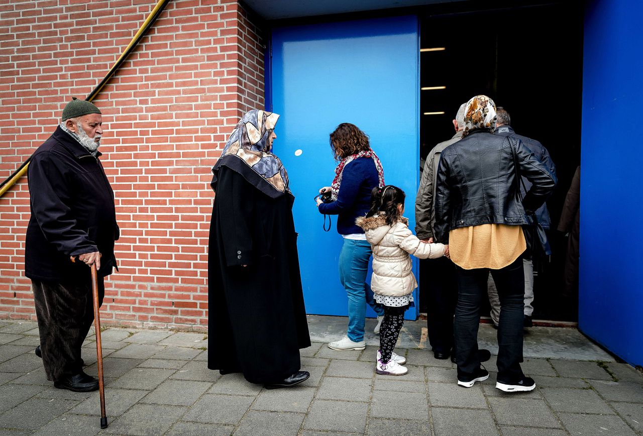 Stemgerechtigde Turken stemmen in sporthal De Scheg in Deventer.