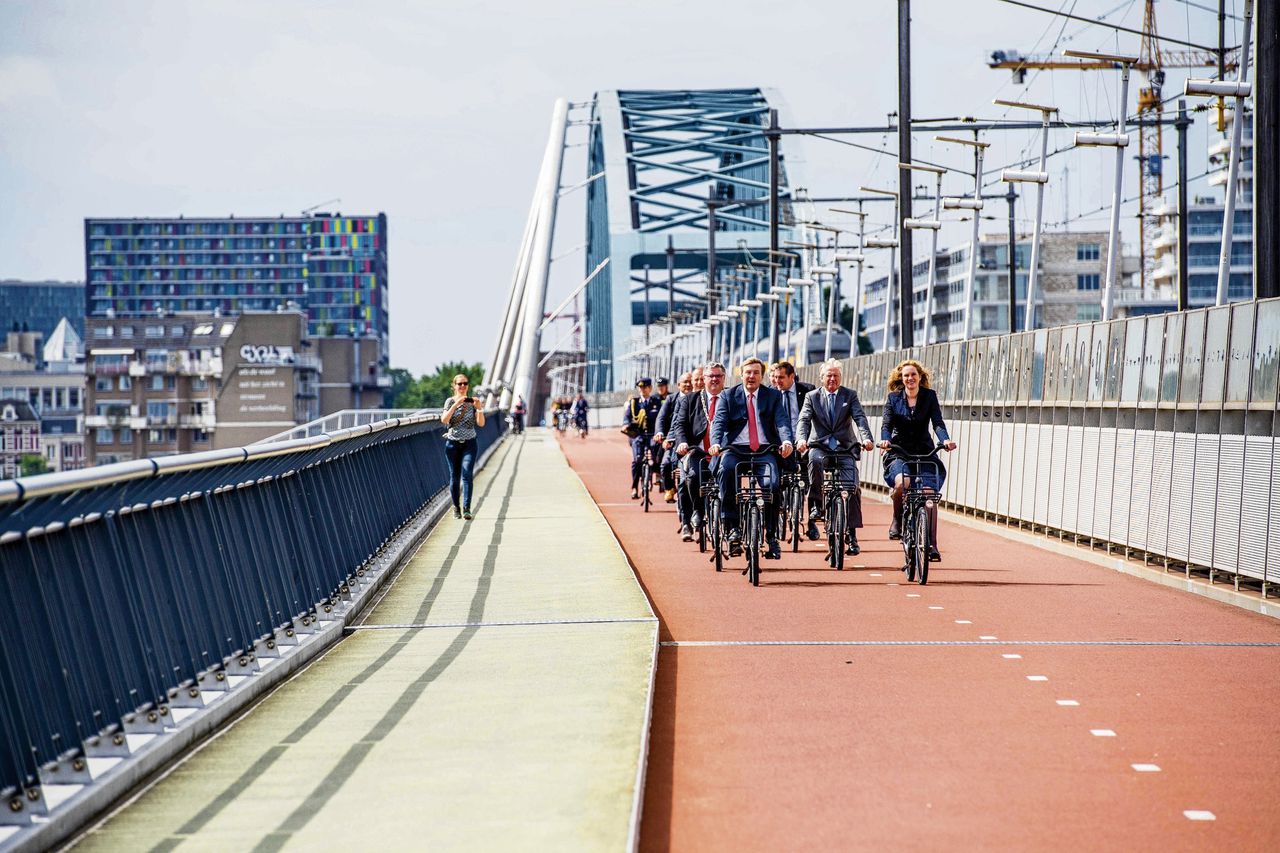 Koning Willem-Alexander op de fiets bij de opening van het internationaal fietscongres Velo-city 2017 in Nijmegen.