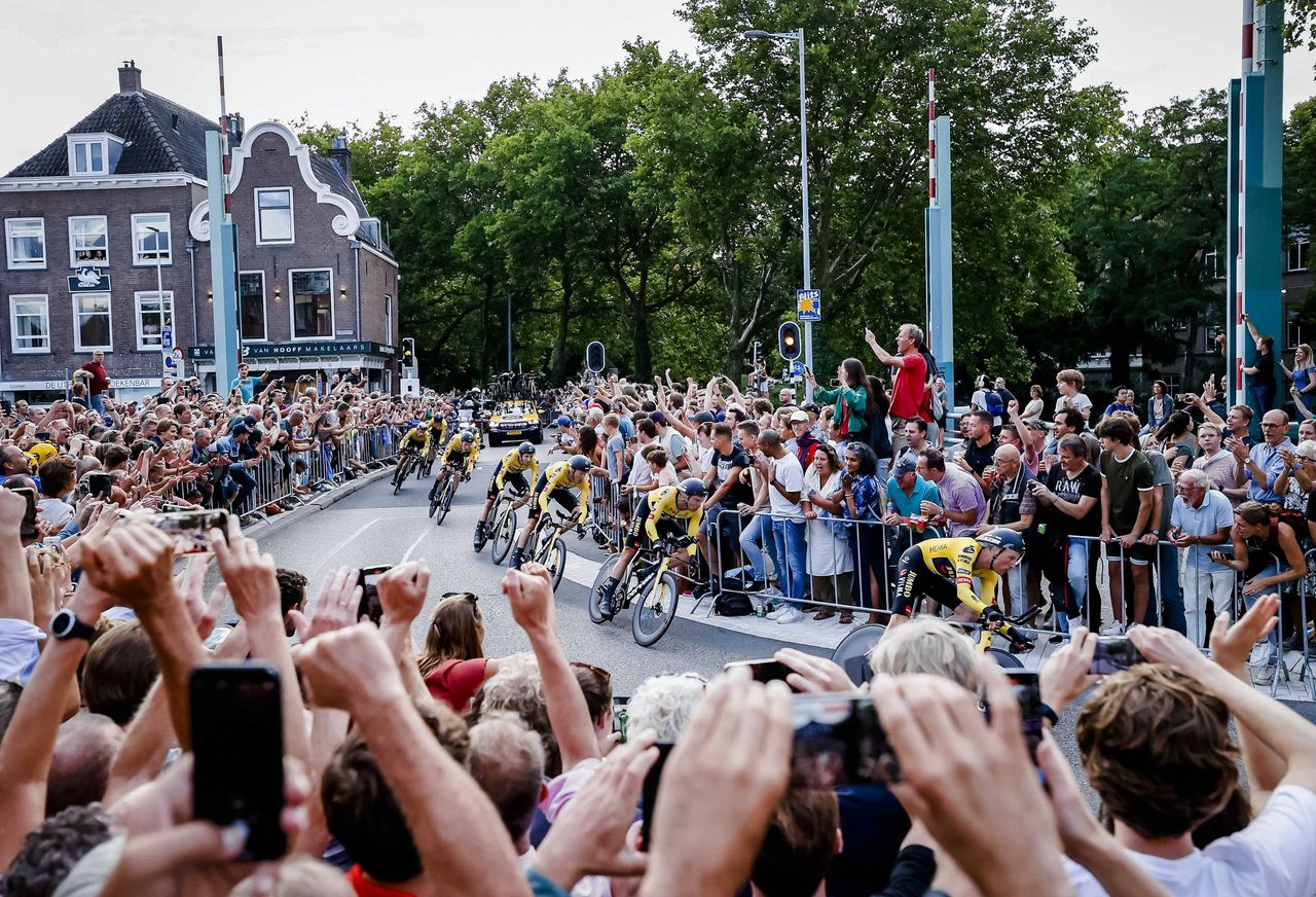 De wielerfans juichen bij de start van de Vuelta in Utrecht voor ‘thuisteam’ Jumbo-Visma 