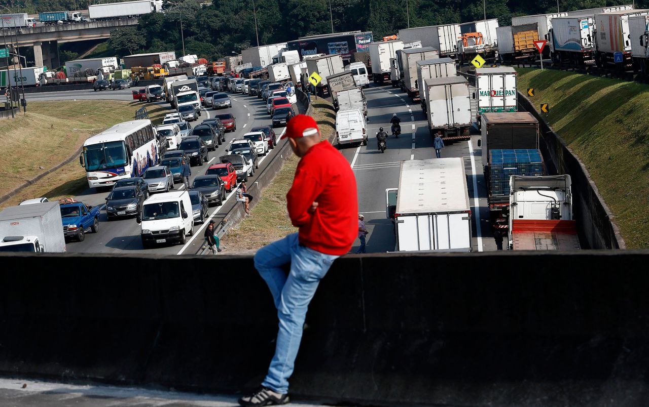 Braziliaanse vrachtwagenchauffeurs blokkeren de snelweg in de buurt van São Paulo,