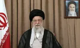 El líder supremo de Irán, el ayatolá Ali Jamenei, rompió el jueves su silencio de varios días en una imagen de un mensaje de vídeo. Foto difundida por el gobierno iraní vía AFP