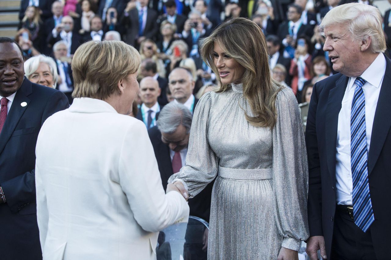 Donald Trump en Melania Trump met Angela Merkel.