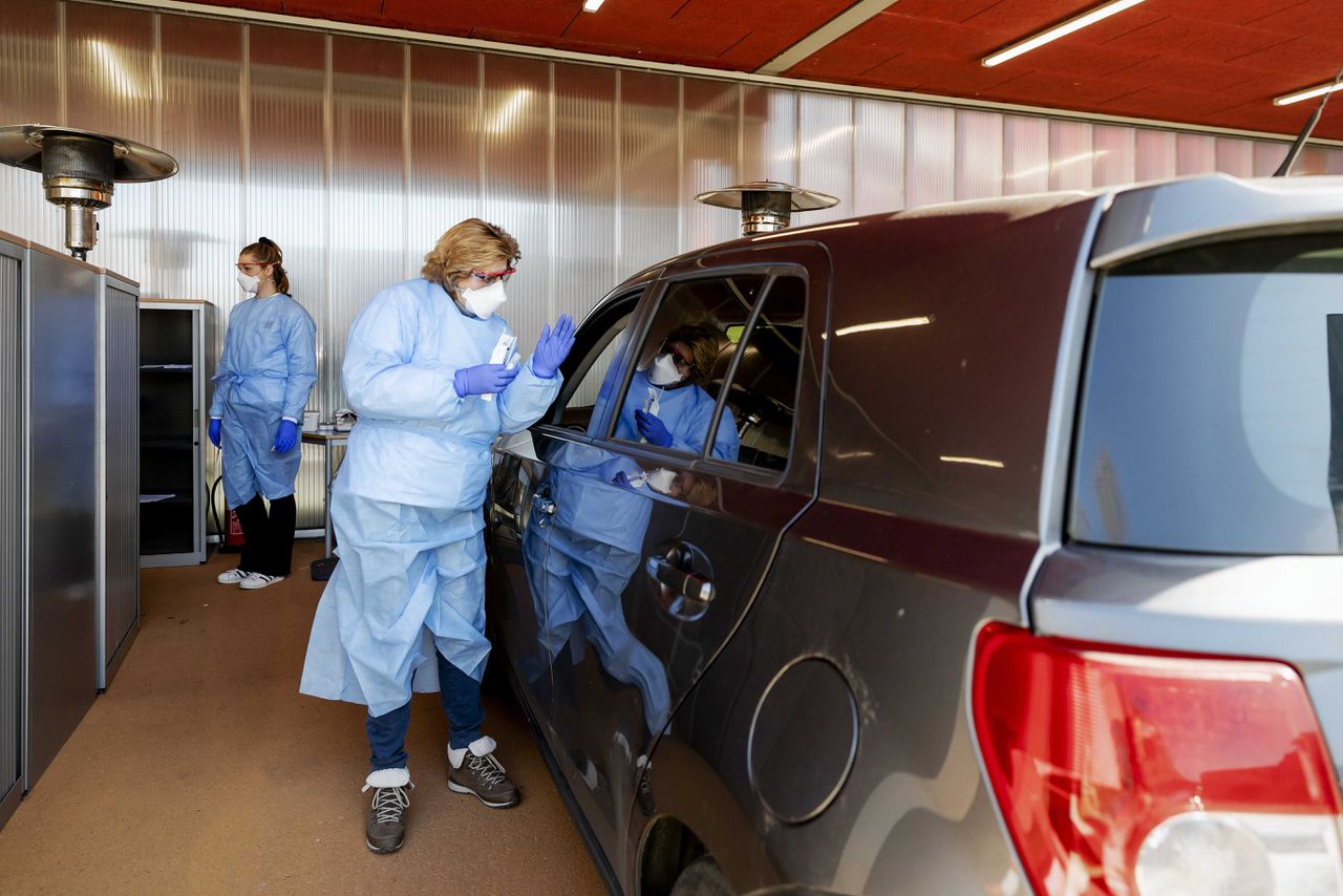 Drive-in waar medewerkers getest worden op corona vanuit hun auto bij het Amsterdam UMC, locatie AMC.