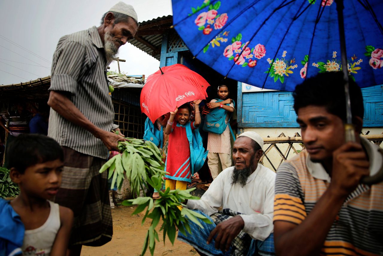 Rohingya-vluchtelingen verkopen groenten in een vluchtelingenkamp in buurland Bangladesh.