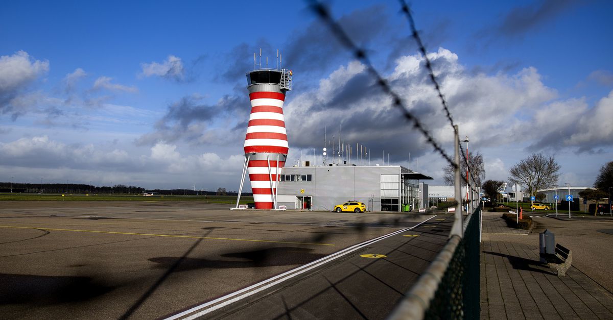 Straaljagers op Lelystad wil het kabinet wel, maar die vakantievluchten hebben nu geen politieke ste