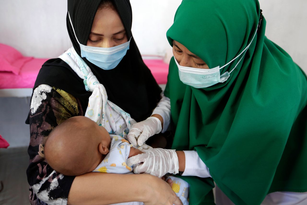 Een baby wordt gevaccineerd in het Indonesische Banda Atjeh. Jaarlijks worden zo’n 4,8 miljoen baby’s geboren in Indonesië. Door de lockdown kan dat aantal toenemen met 10 procent.