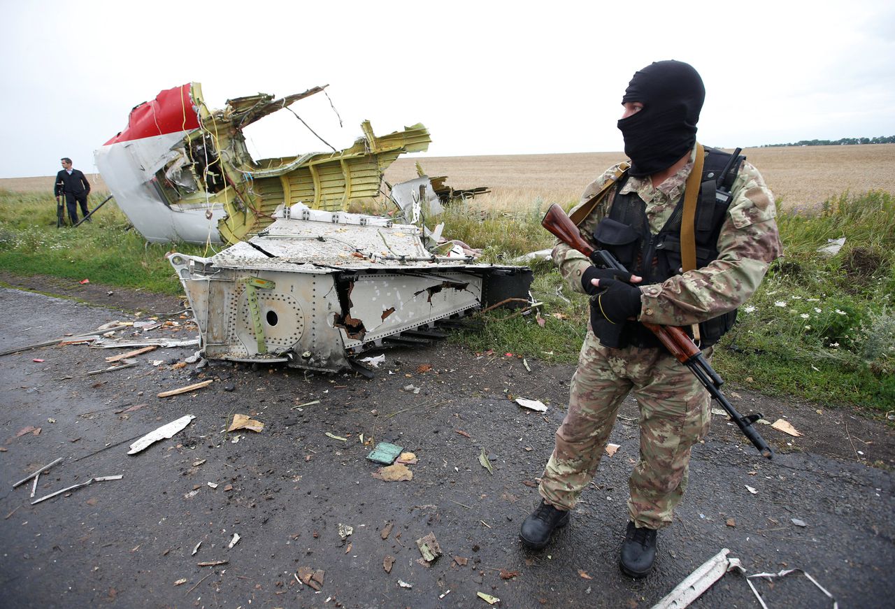 Archieffoto uit 2014: een pro-Russische seperatist bewaakt de locatie van de crash in Oekraïne.