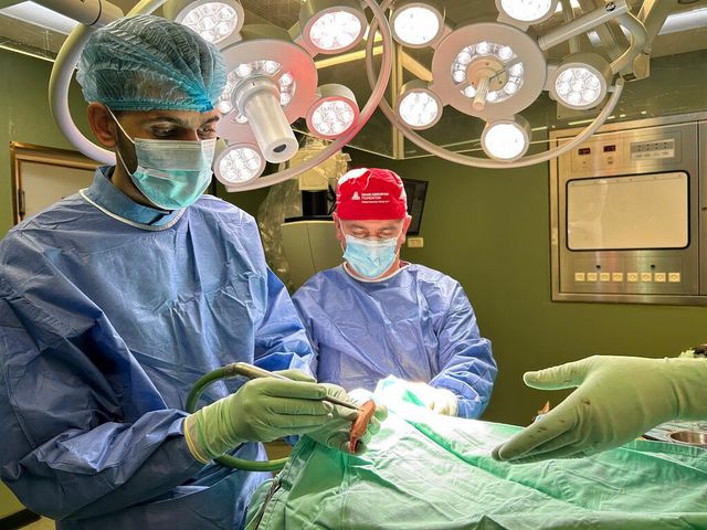 De Palestijns-Amerikaanse arts David Hasan (met rode hoofdbedekking) van The Gaza Children Village tijdens zijn vrijwilligerswerk in Gaza.