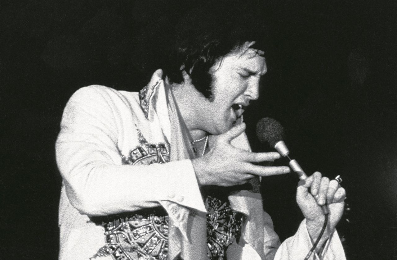 Elvis Presley zingt in Lincoln (Nebraska) op 20 juni 1977 - twee maanden voor zijn dood.