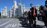The bus stop at the Plaza de Cibeles in Madrid, Monday afternoon during the power outage. Photo Thomas COEX/AFP 