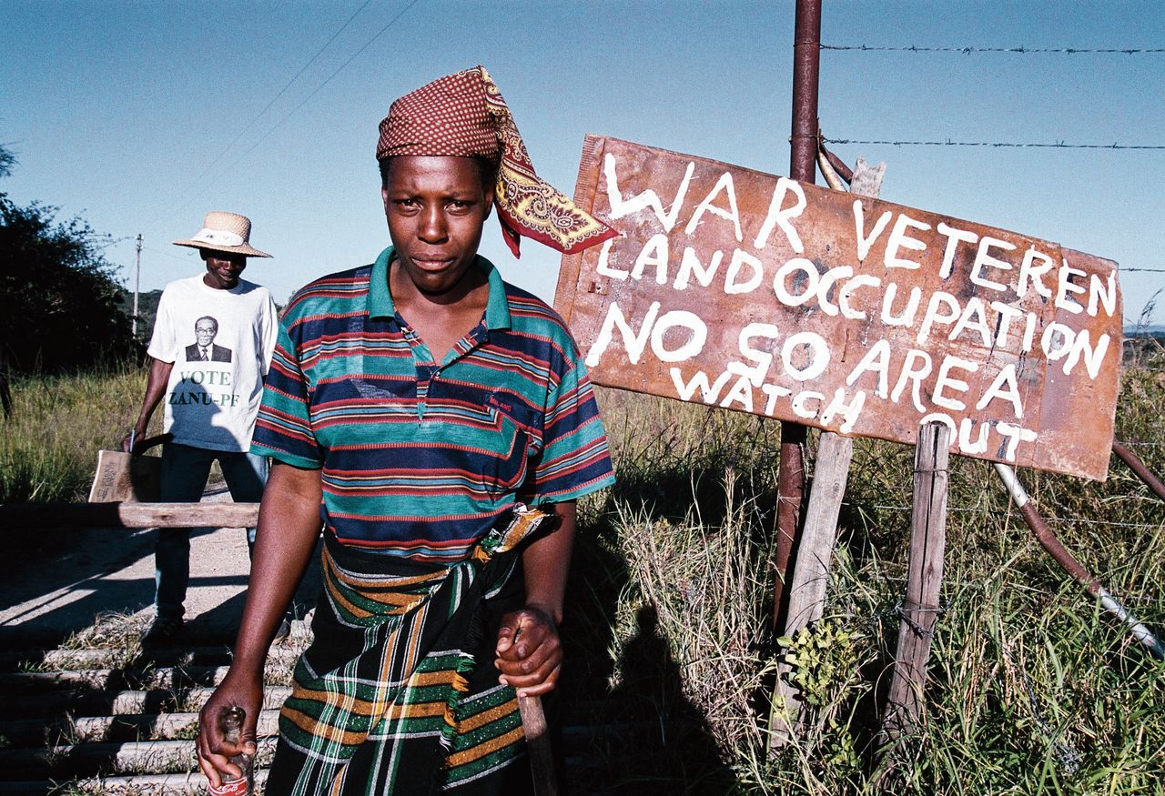 ‘Oorlogsveteranen’ (regeringsgezinde knokploegen) in 2000 op het land van David Stevens, de eerste blanke boer die werd vermoord bij de landbezettingen.