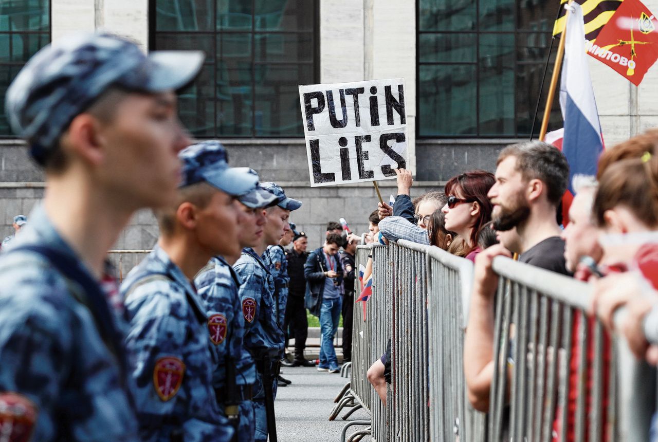 Demonstranten ter ondersteuning van de oppositie stonden zaterdag in Moskou tegenover de Nationale Garde.