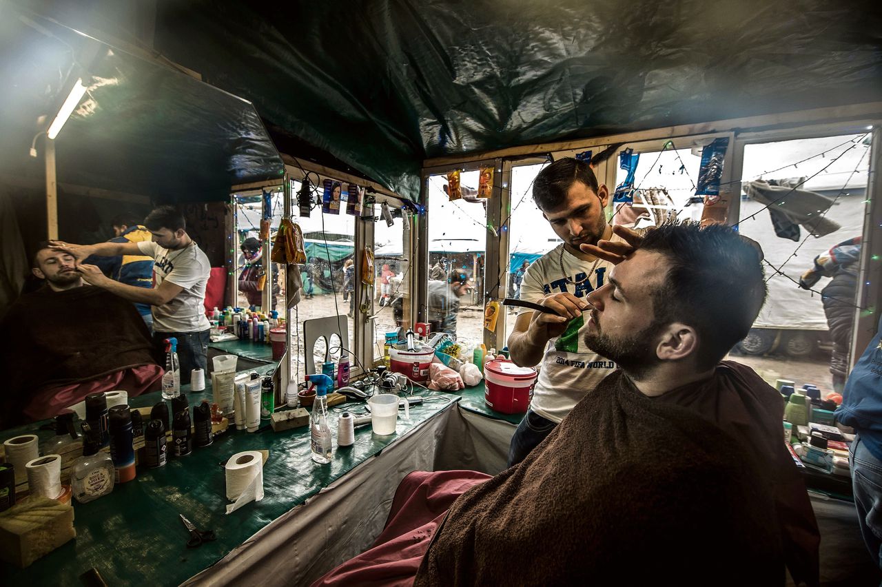 De jungle van Calais is de afgelopen maanden uitgegroeid tot een echte samenleving, met onder meer een Pakistaanse winkel en een barbier.