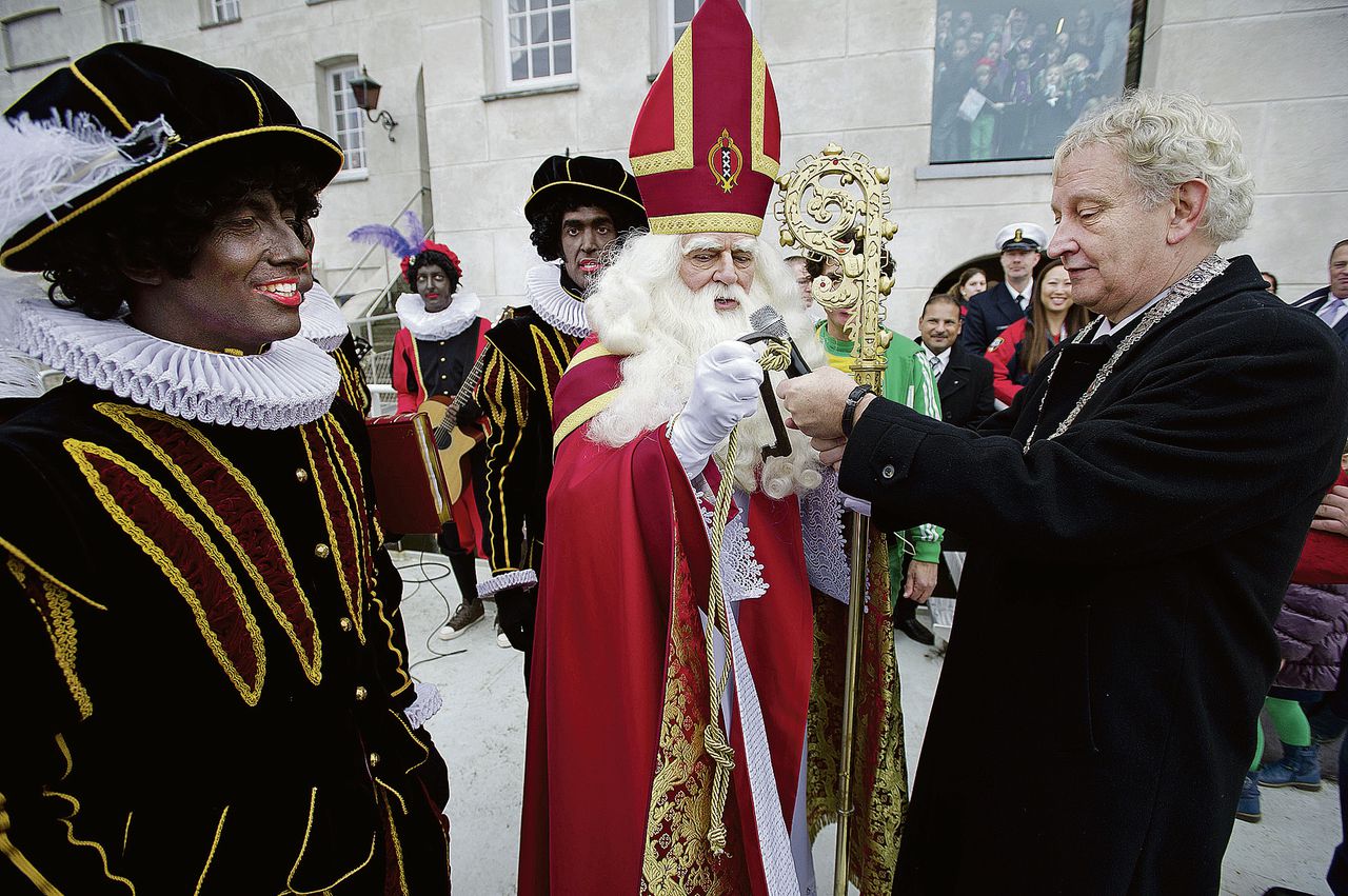 Burgemeester Van der Laan overhandigt Sinterklaas de sleutel van de stad bij de intocht van vorig jaar.
