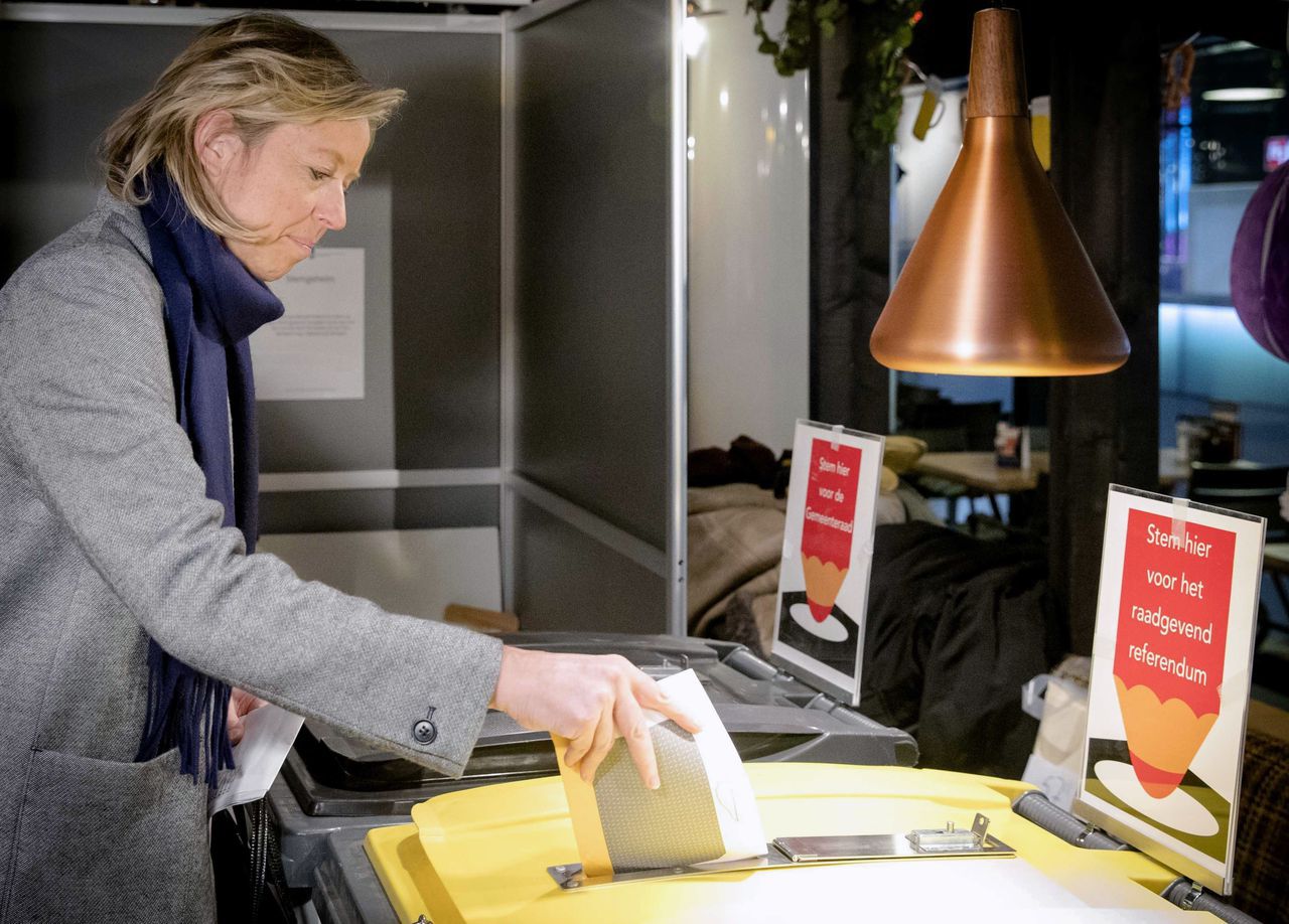 Minister Kajsa Ollongren (Binnenlandse Zaken, D66) vorige week bij het stemmen bij het referendum.