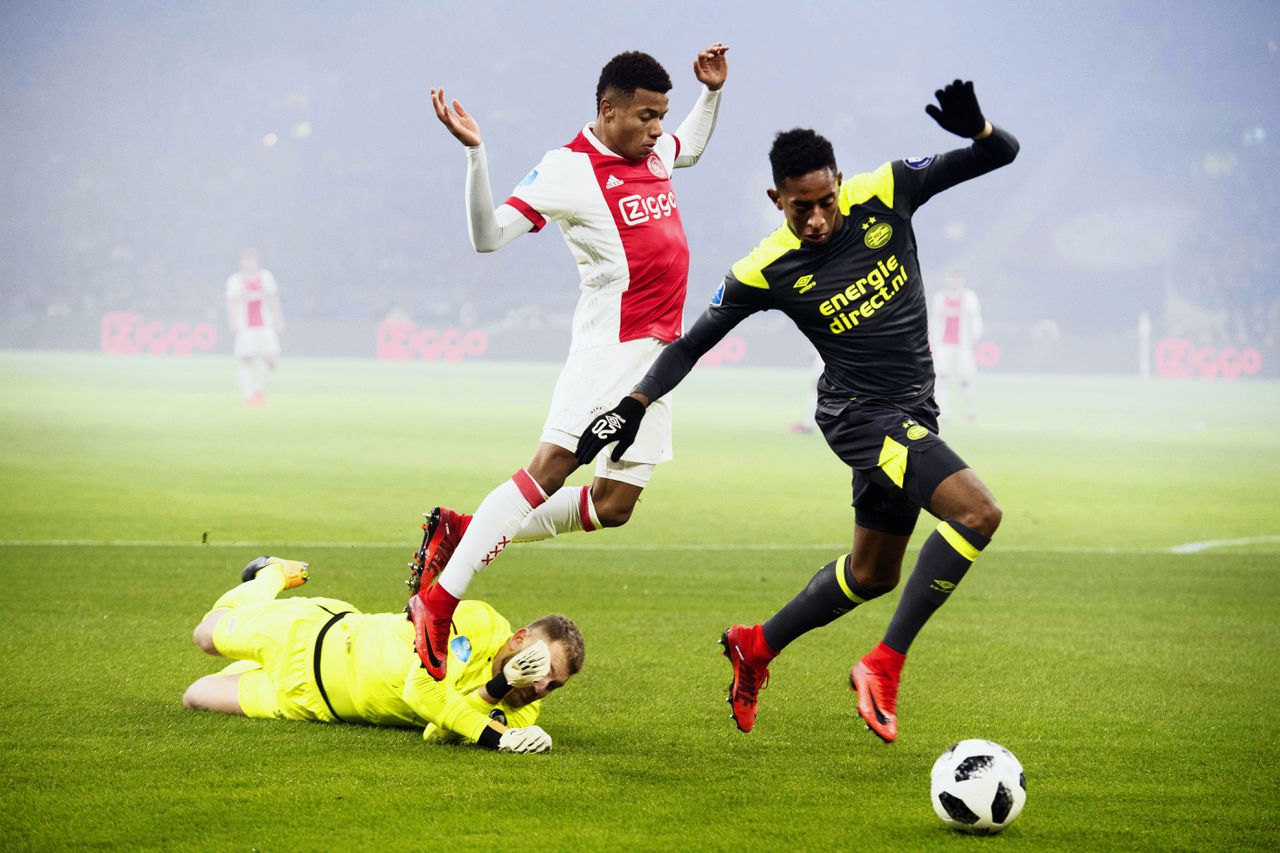 David Neres van Ajax in duel met Joshua Brenet en keeper Jeroen Zoet van PSV.