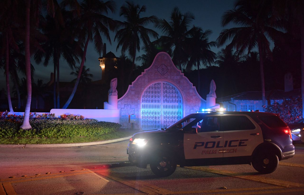 Politie-agenten staan maandag bij Mar-a-Lago, het landgoed van de Amerikaanse oud-president Donald Trump in Palm Beach, Florida. Volgens Trump heeft de FBI er een huiszoeking gedaan.