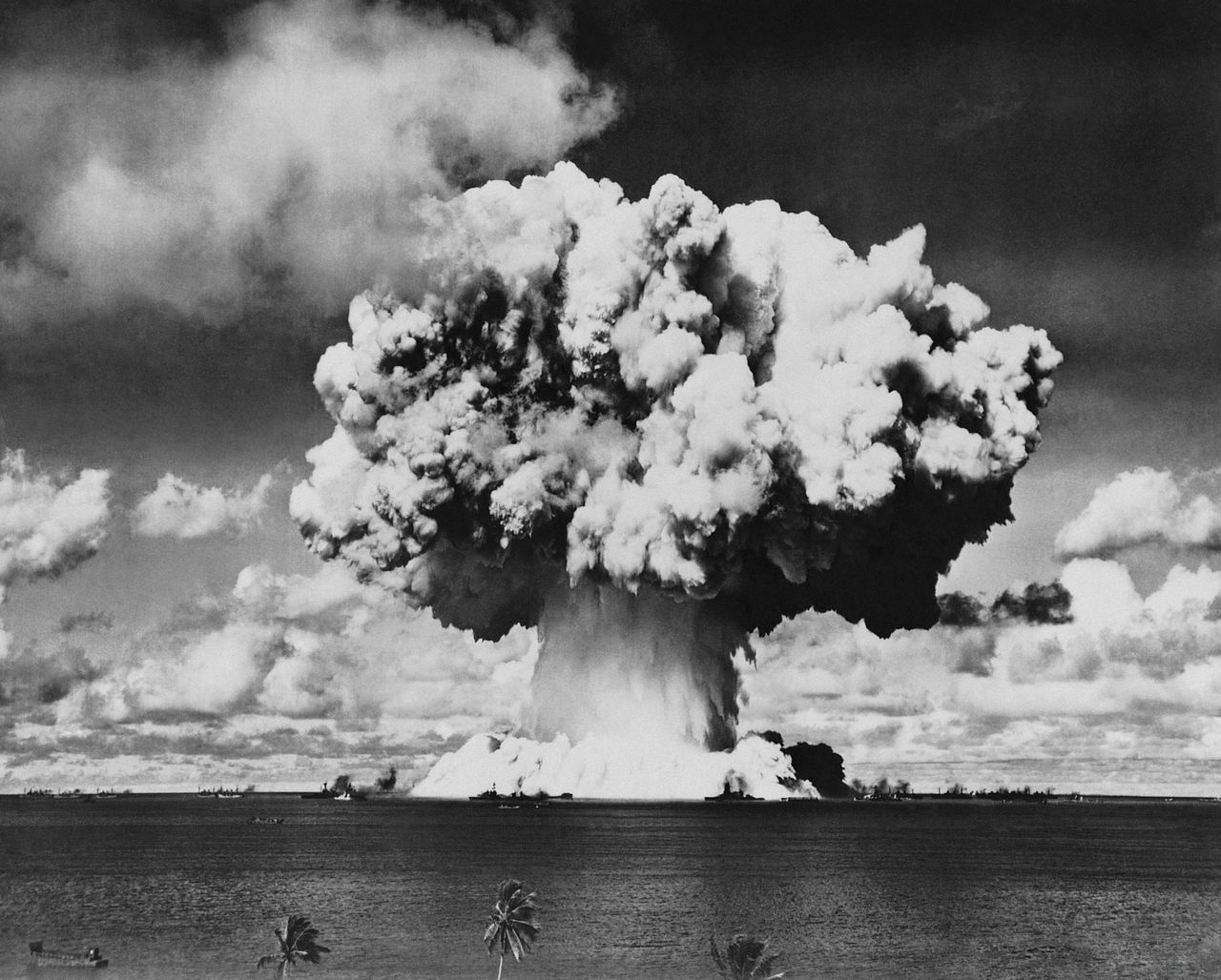 Testexplosie atoombom op Bikiniatol in de Grote Oceaan, 1946