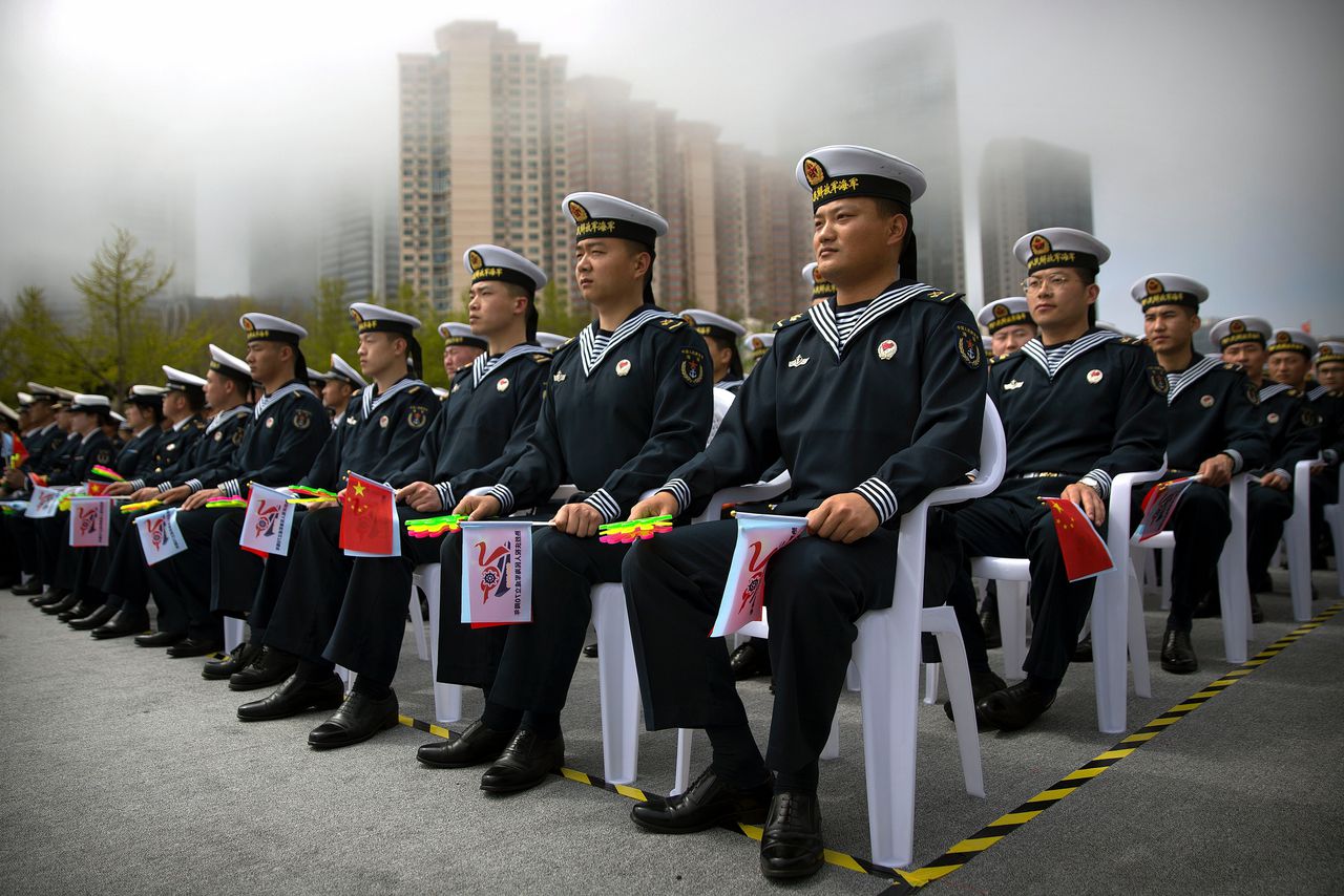 Matrozen van de Chinese marine in april bij een concert in Qingdao van militaire bands, ter gelegenheid van de 70ste verjaardag van de oprichting van het Chinese Volksbevrijdingsleger.