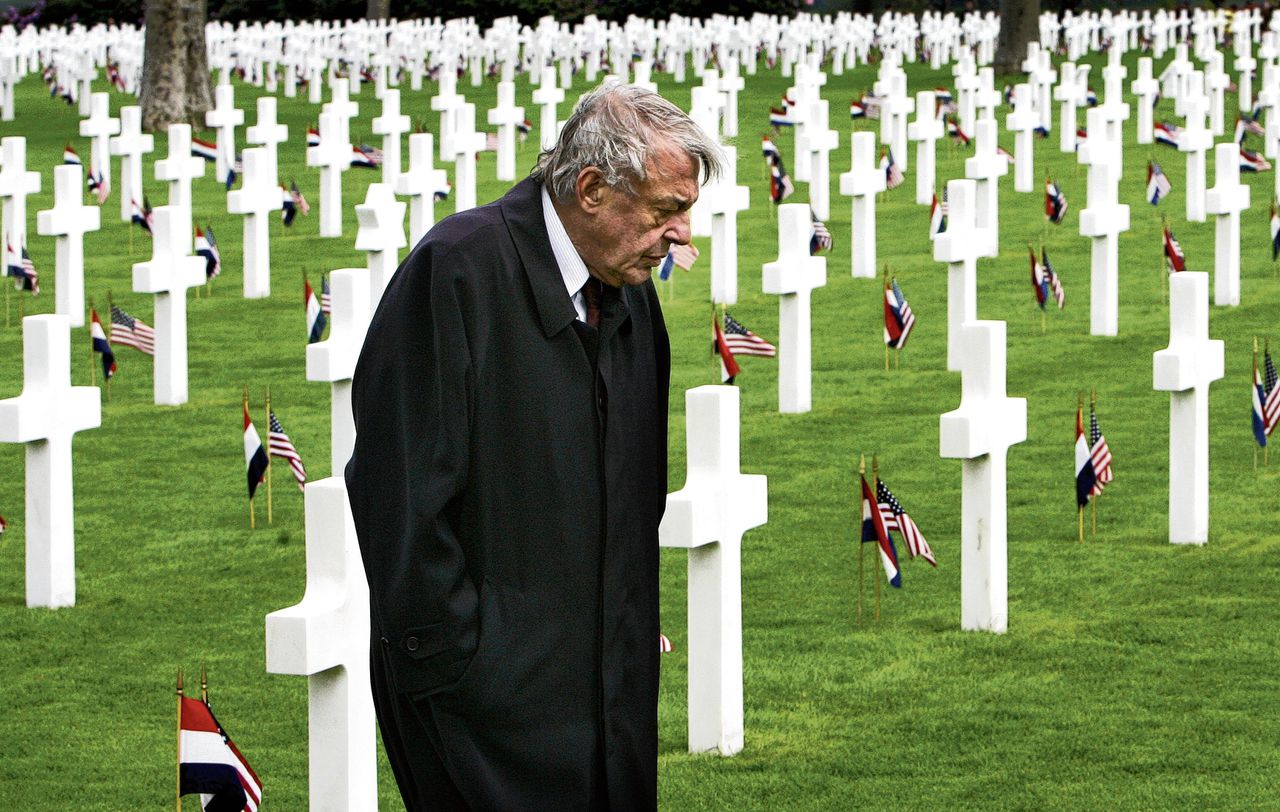2005-05-08 13:43:50 NLD-20050508-MARGRATEN: Oud-minister en oprichter van D66 Hans van Mierlo staat zondagochtend tussen de oorlogsgraven op de militaire begraafplaats in Margraten. De Amerikaanse president Bush en zijn vrouw zijn rond het middaguur uit Nederland vertrokken, nadat hij een sobere herdenkingsplechtigheid op de militaire begraafplaats in Margraten had bijgewoond. Zowel president Bush als premier Balkenende hielden een toespraak. Ze spraken hun dank uit aan de militairen die zestig jaar geleden Europa bevrijdden. Zie berichtgeving BIN dd heden. ANP FOTO/ROBIN UTRECHT, NLD-20050508-MARGRATEN: Oud-minister en oprichter van D66 Hans van Mierlo staat zondagochtend tussen de oorlogsgraven op de militaire begraafplaats in Margraten. De Amerikaanse president Bush en zijn vrouw zijn rond het middaguur uit Nederland vertrokken, nadat hij een sobere herdenkingsplechtigheid op de militaire begraafplaats in Margraten had bijgewoond. Zowel president Bush als premier Balkenende hielden een toespraak. Ze spraken hun dank uit aan de militairen die zestig jaar geleden Europa bevrijdden. Zie berichtgeving BIN dd heden. ANP FOTO/ROBIN UTRECHT
