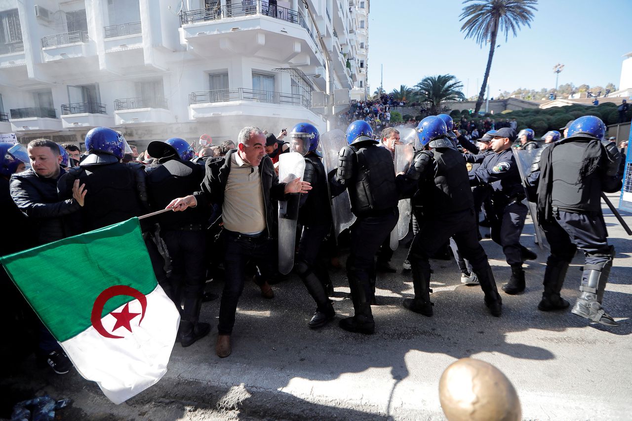 Ruim 180 gewonden bij demonstraties tegen president Algerije 
