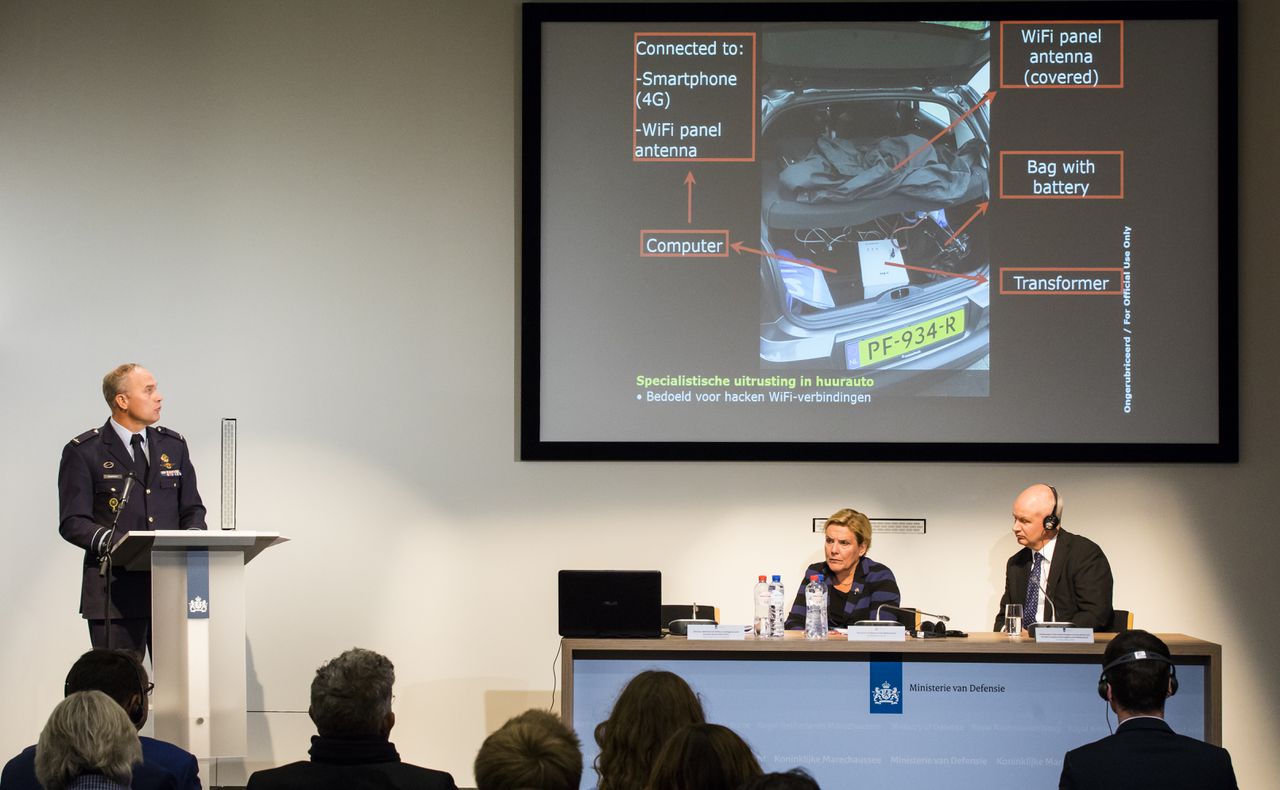 MIVD-directeur Onno Eichelsheim toont tijdens de persconferentie een foto van de hackapparatuur in de kofferbak van de huurauto.