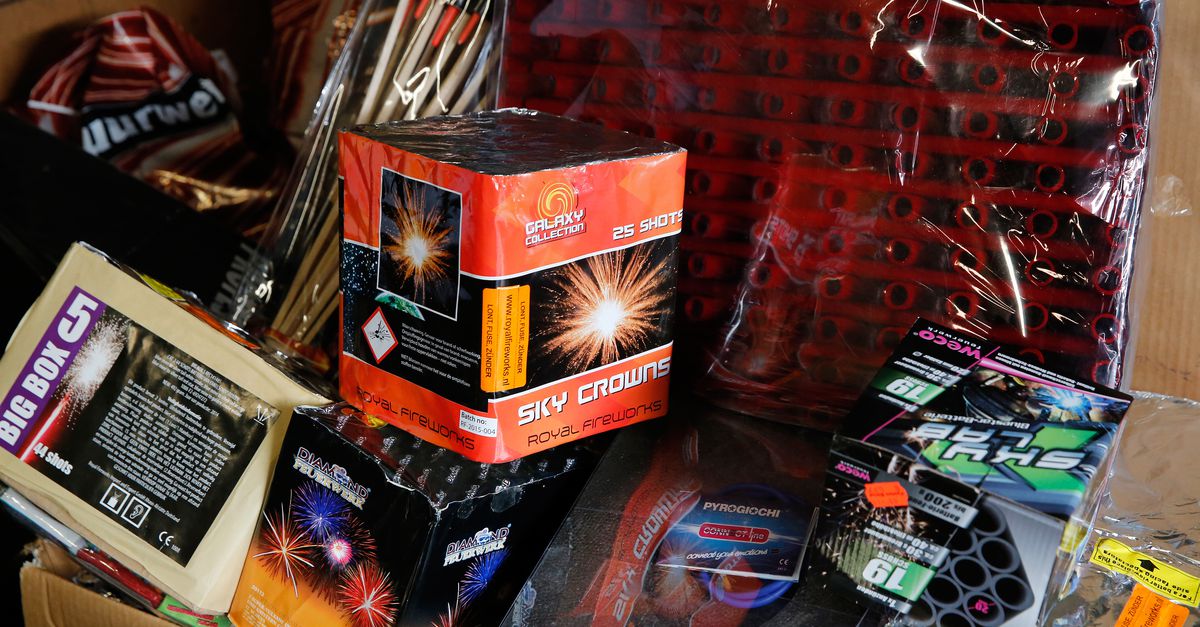 Politie Zet Beveiligers In Om Illegaal Vuurwerk Te Bewaken Nrc