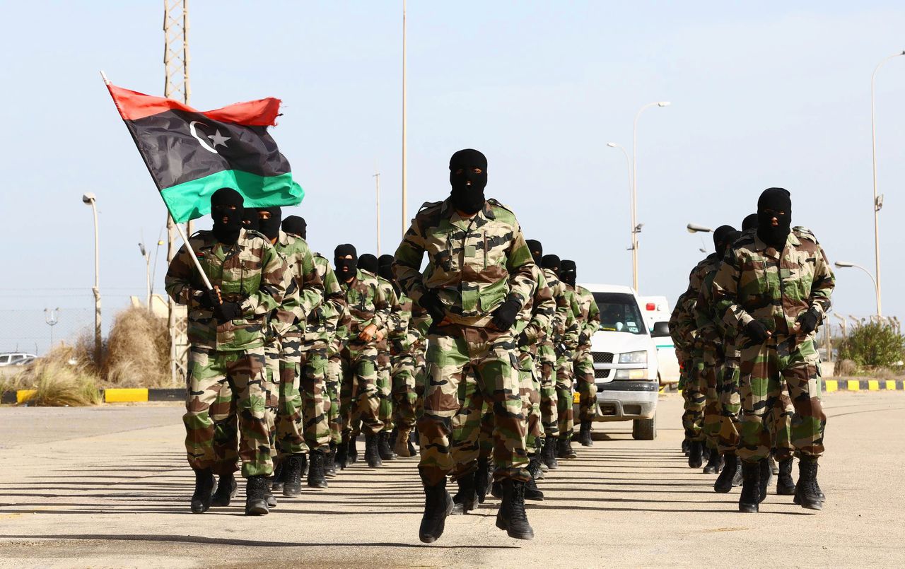 Soldaten van het Libische leger paraderen.