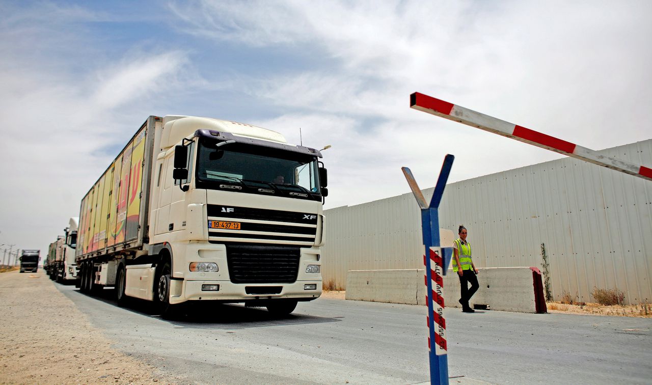 Een truck met goederen aan bij de grenspost Kerem Shalom tussen Israël en de Gazastrook.