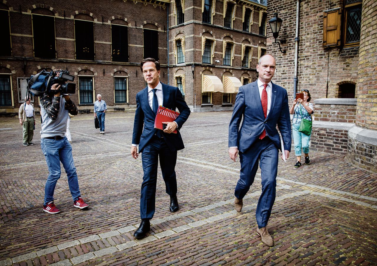 Premier Mark Rutte (VVD) en Gert-Jan Segers (ChristenUnie) dinsdag op het Binnenhof, op weg naar de informateur.