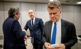 Theo Bovens (CDA) , Bart van den Brink (minister van Asiel en Migratie, CDA) en Boris Dittrich (D66) tijdens de behandeling van de asielwetten in de Eerste Kamer.