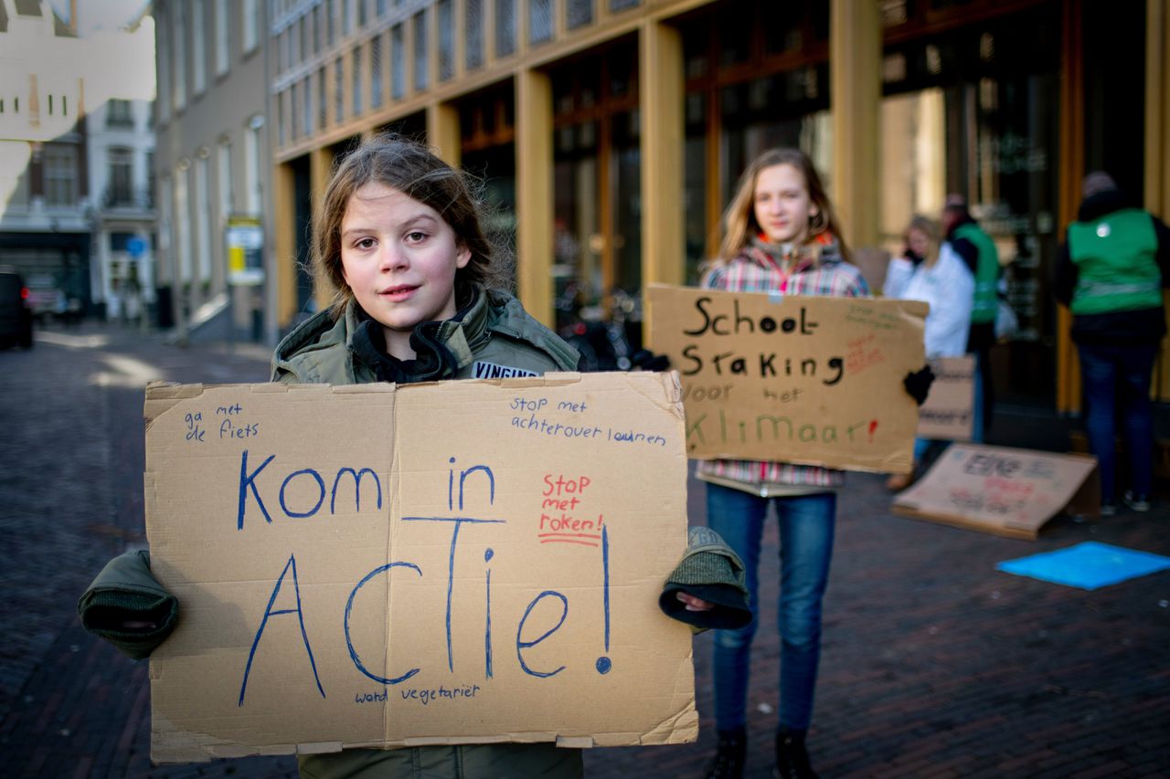 Jovanna van den Berg, (12 jaar, rechts) en Madelief Smit (11) staken van school voor het klimaat.
