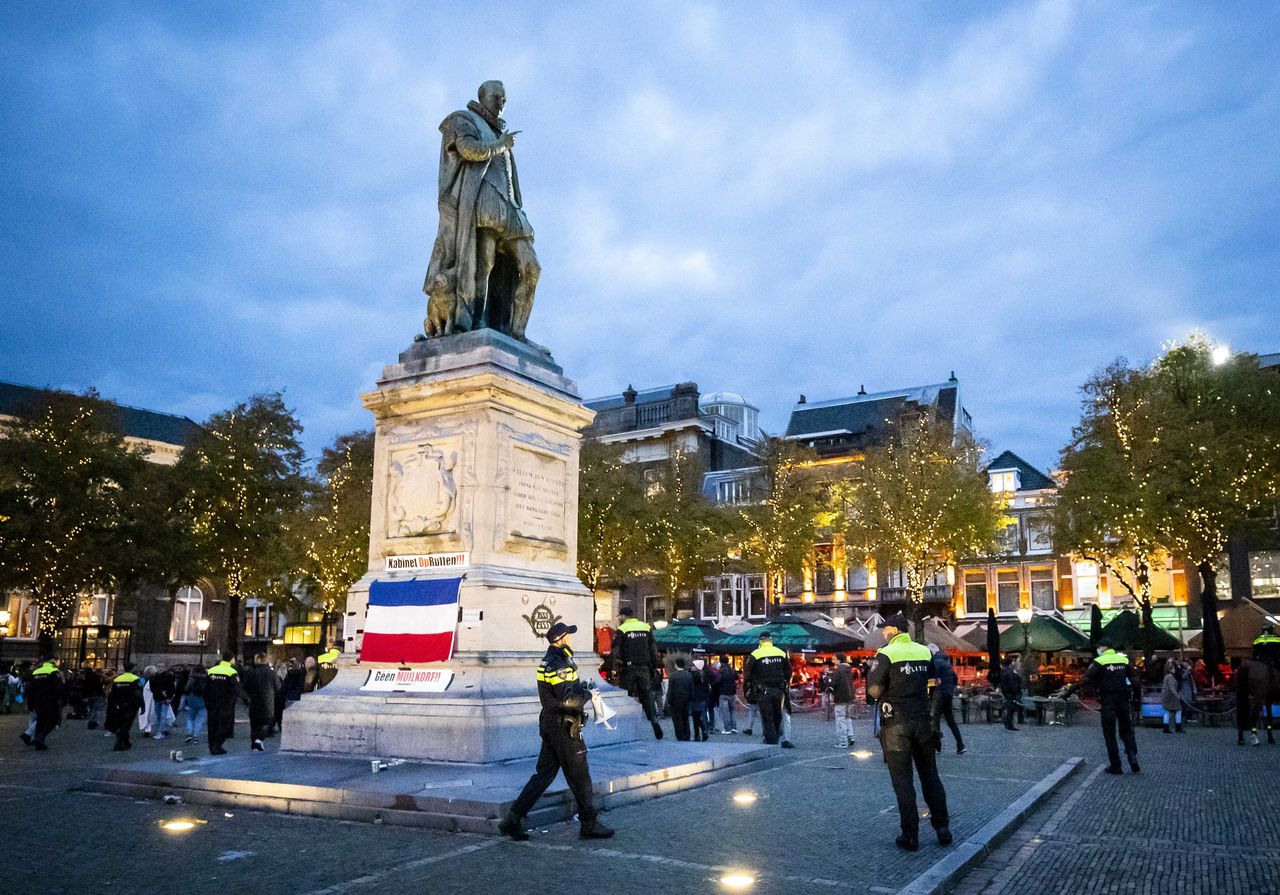 De ME verwijdert demonstranten op het Plein in Den Haag bij een protest tegen coronamaatregelen.