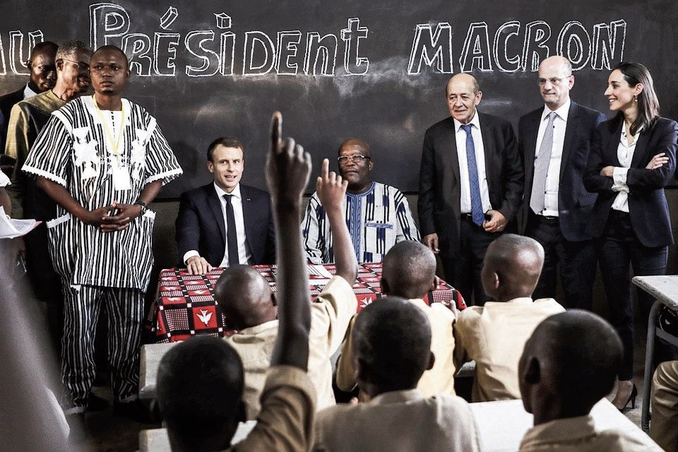 De Franse president Emmanuel Macron tijdens de reis naar Ouagadougou (Burkina Faso) waar hij bekendmaakte dat hij Afrikaans erfgoed uit Franse musea wil teruggeven aan de landen van herkomst.