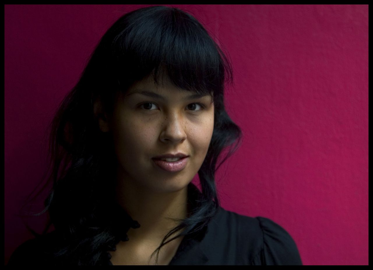 Maria Mena Ze blijft maar terugkomen, telkens voor een groter publiek, de twintigjarige Noorse zangeres Maria Mena met een Amerikaanse vader die het etherisch-Scandinavische van een jonge Björk koppelt aan een dynamische rockperformance à la Alanis Morissette. Maria maakt van haar hart geen moordkuil op haar cd Apparently Unaffected en gooit haar frustraties eruit, na een moeilijke jeugd die een goudmijn blijkt voor aantrekkelijke liedjes. 28 feb Vredenburg, Utrecht, 1 maart Effenaar, Eindhoven. 29-09-2006, UTRECHT MARIA MENA FOTO ISABEL NABUURS