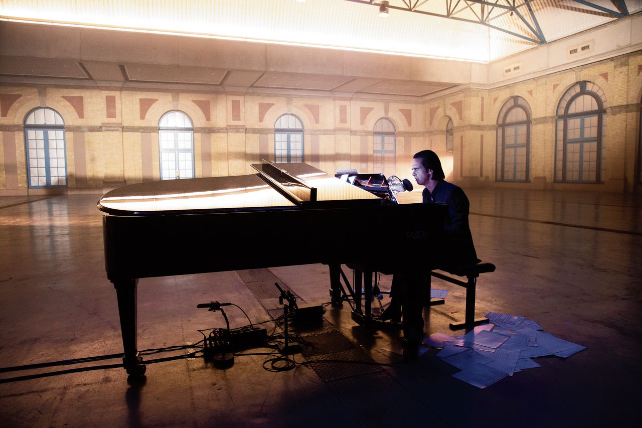 Na elk nummer gooit Nick Cave de bladmuziek op de grond, in ‘Idiot Prayer – Nick Cave Alone at Alexandra Palace’.