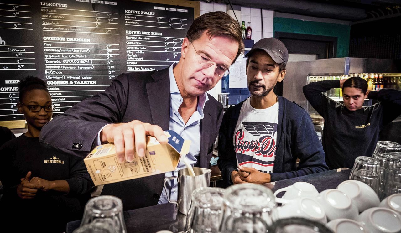 Mark Rutte bezoekt in Rotterdam koffiebar Heilige Boontjes, waar onder meer ex-gedetineerden werken.