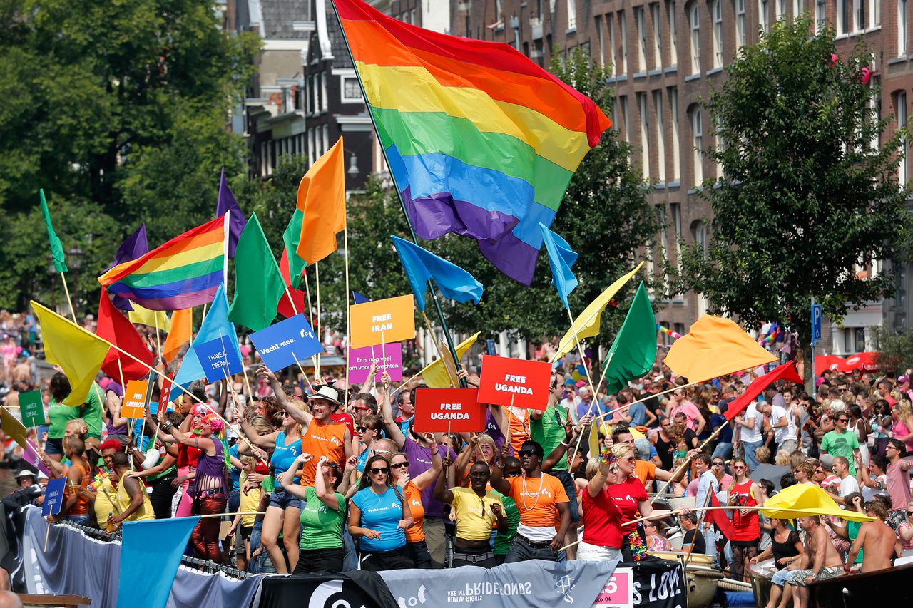 COC-leden op een boot tijdens de Canal Parade van de Gay Pride afgelopen augustus in Amsterdam.