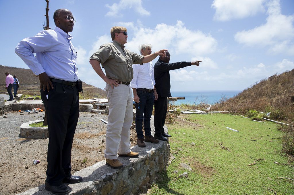 Premier William Marlin (uiterst rechts) tijdens het bezoek van koning Willem-Alexander aan Sint-Maarten in september. Uiterst links gouverneur Eugene Holiday.