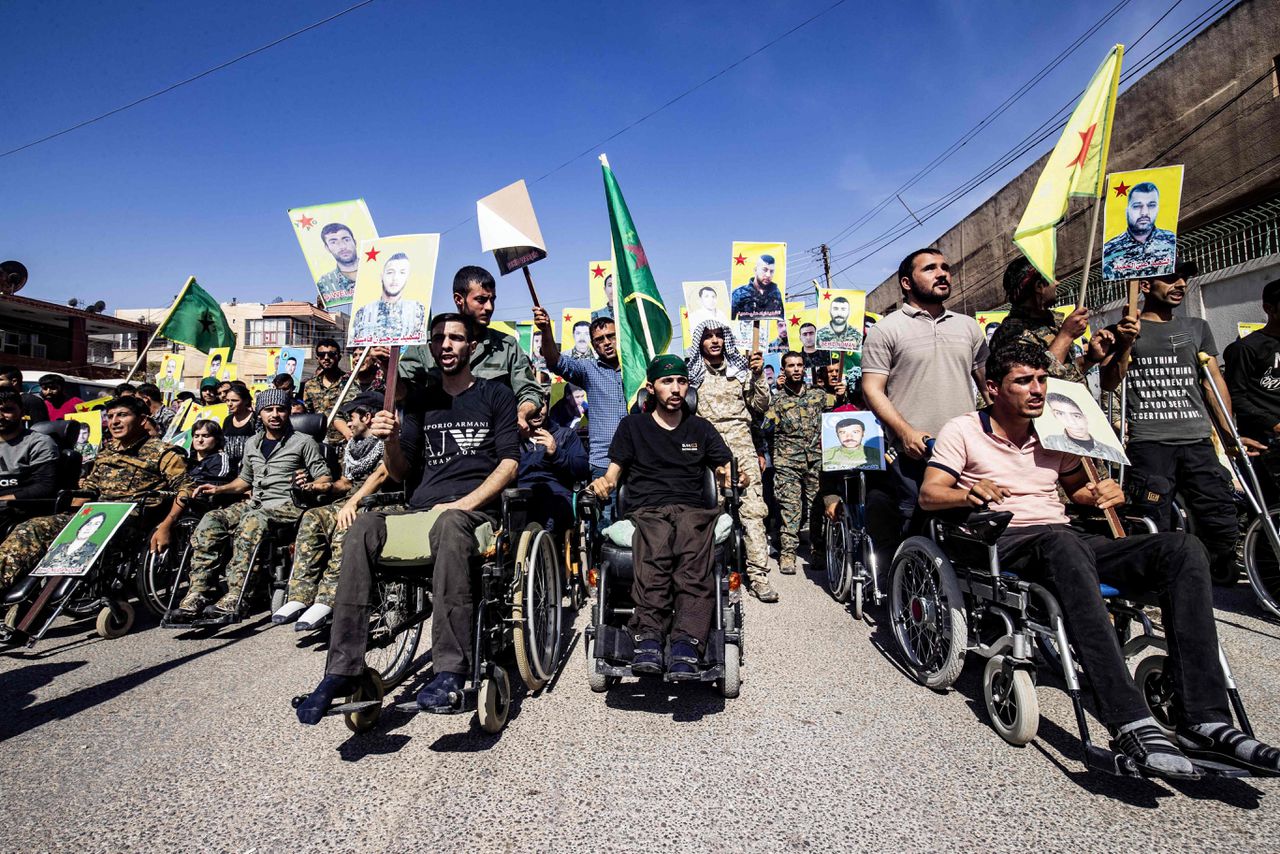 Strijders van de Koerdische YPJ en YPG demonstreren in Qamishli tegen de Turkse dreiging.